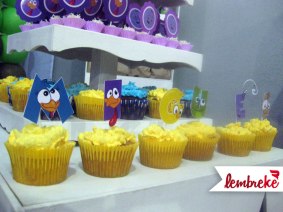 Cupcakes personalizados com personagens no nome do aniversáriante